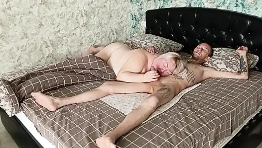 Ibu mertua nyepong kontol dan nyepong kontol sampai dicrot di dalam pagi-pagi