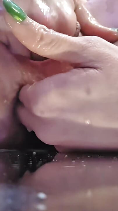 Istri ngomong kotor muncrat tiga kali di panggilan video