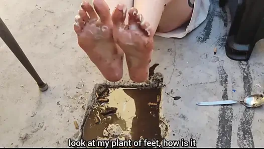 Füße spielen mit Schmutz und Essen