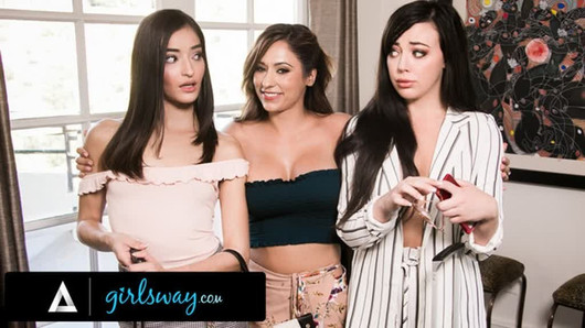 Girlsway, frisch verheiratete Emily Willis und Whitney Wright ficken die Bed & Breakfast-Besitzerin Reena Sky