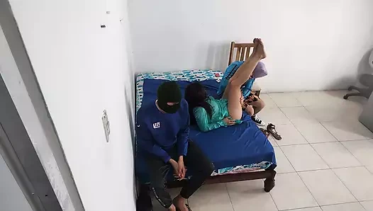 En iyi çiftçi arkadaşlar arasındaki anlaşma gerçeğe dönüşüyor ve üvey kız bundan hoşlanıyor