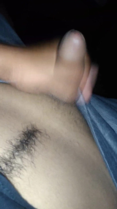 もうすでにペニスで遊ぶのを本当に楽しんでいる