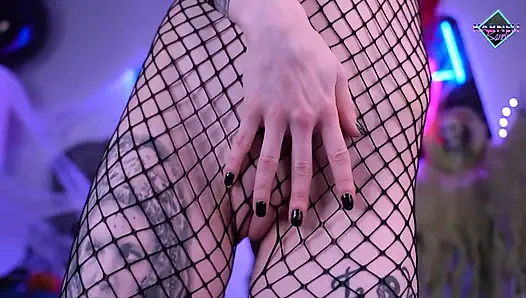 Похотливый дьявол тренирует свою маленькую задницу для анального секса