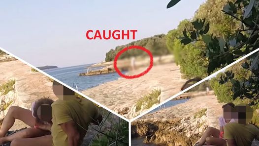 Tienerleraar zuigt mijn pik op een openbaar strand in Kroatië in het bijzijn van iedereen - het is zeer riskant met mensen in de buurt - Misscreamy