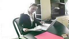 Una secretaria excepcional necesita un buen ejercicio de coño después de un día duro en el trabajo