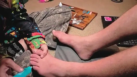 Melody efendisine pedikür yapıyor