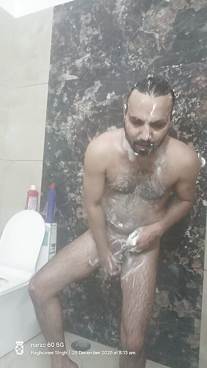 インドのラジャスタン系デシ男性が隣の警察官とシャワーやマスターベーションショーを楽しみ、叔父さんが吸われたり、吸われたりしています。