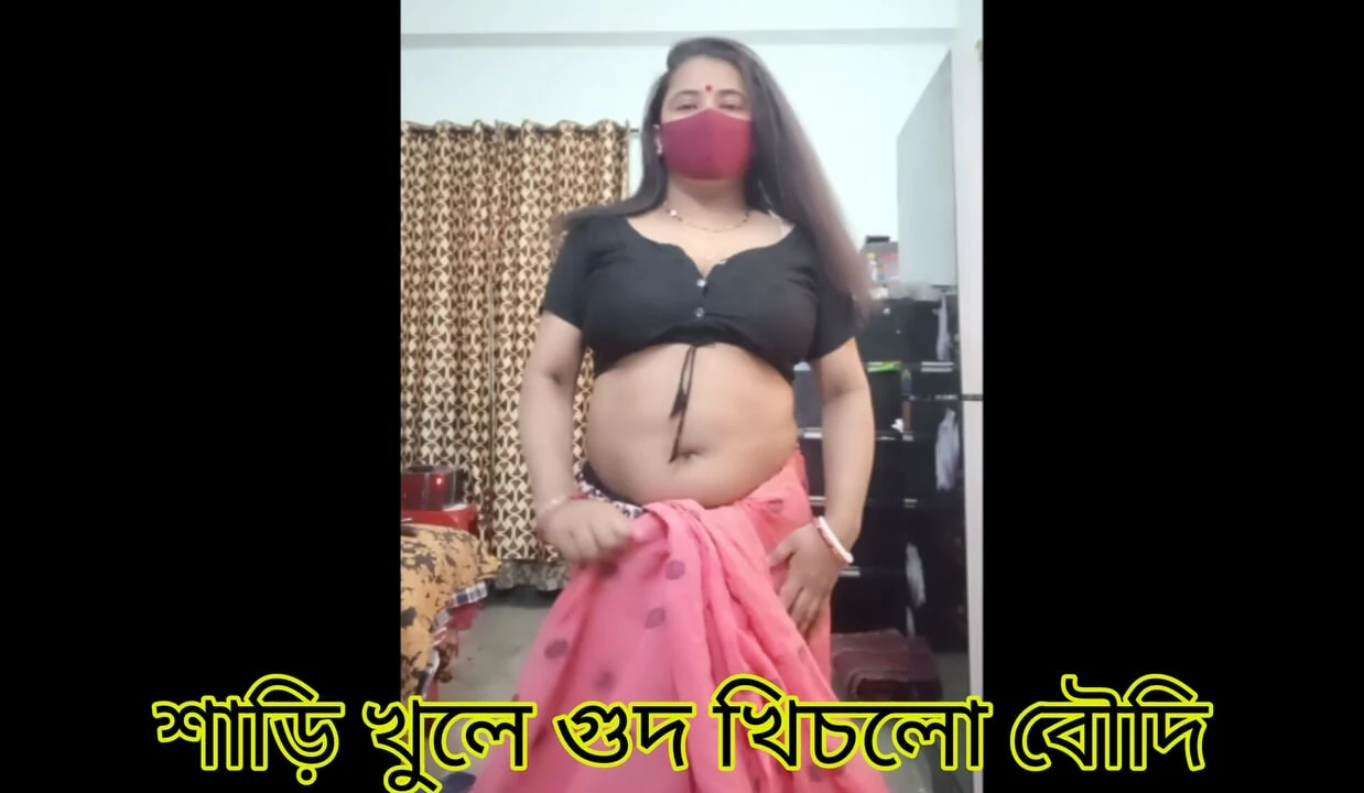 Desi sexy boudi wearing saree and try to seducing her audience.