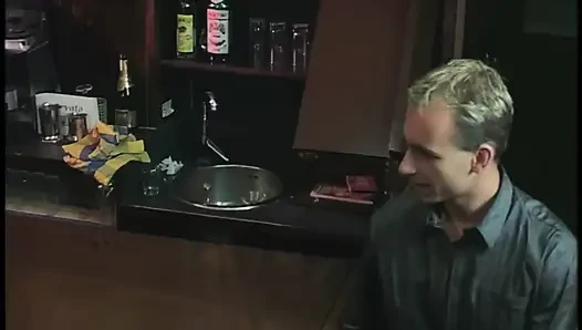 Barmen Kıçıyla Güzel Sarışınla Sevişiyor