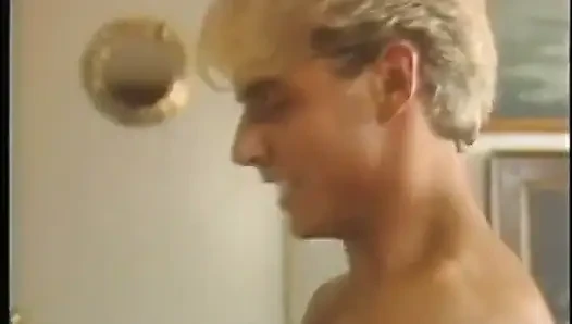 Blonde hure wird von zwei gut bestückten hengsten doppelt penetriert