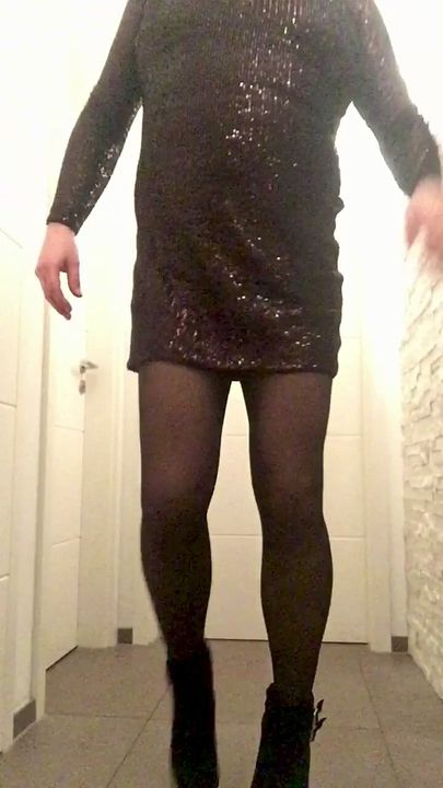 Nicki-Crossdress sexig ny klänning för Newyear & Strumpbyxor & Stövlar