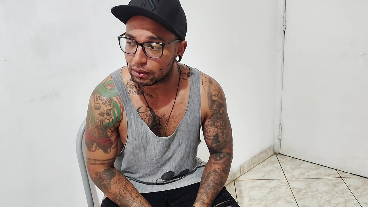 Mujer casada brasileña seduce a su guardaespaldas mientras su marido mira