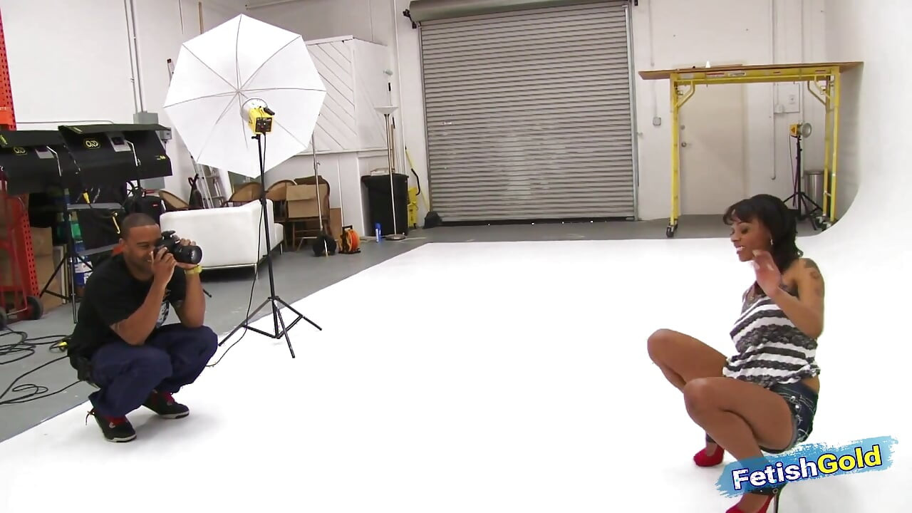 Sexet brunette bliver kneppet groft af liderlig fotograf efter fotoshoot