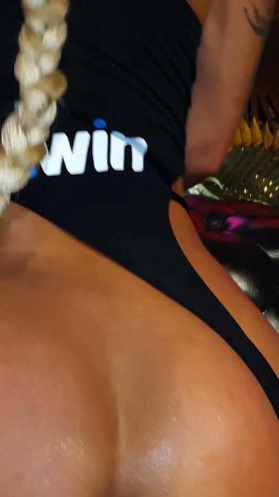 Seksi monika tilki içinde siyah bodysuit kahrolası kendini içinde tüm delikler ile dev dildos | Klip 1