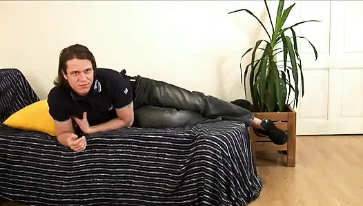 Sevimli esmer hatun güzel yüzüne püskürtülür