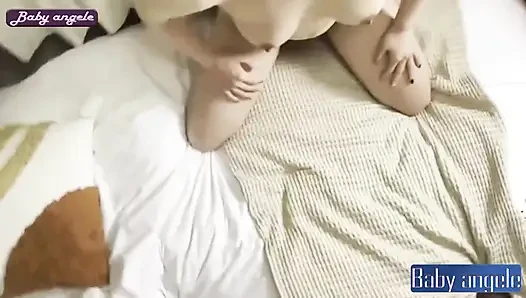 Süße schönheit mit perfekten kurven machte eine leidenschaftliche nacht zu einem unvergesslichen gedächtnis