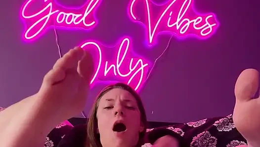 Ayak parmaklarını emiyor ve oyuncakla oynuyor