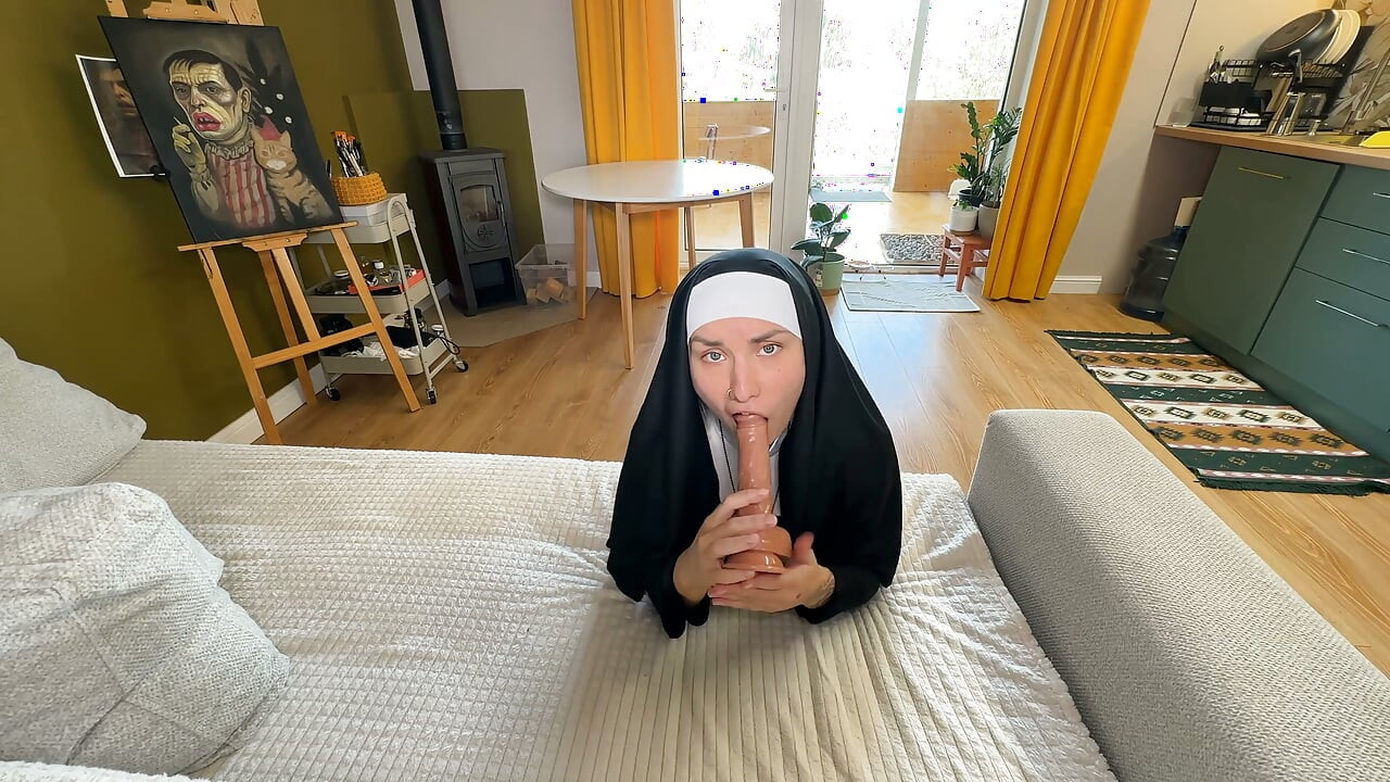 修道女が巨大なディルドで聖なる膣を犯す