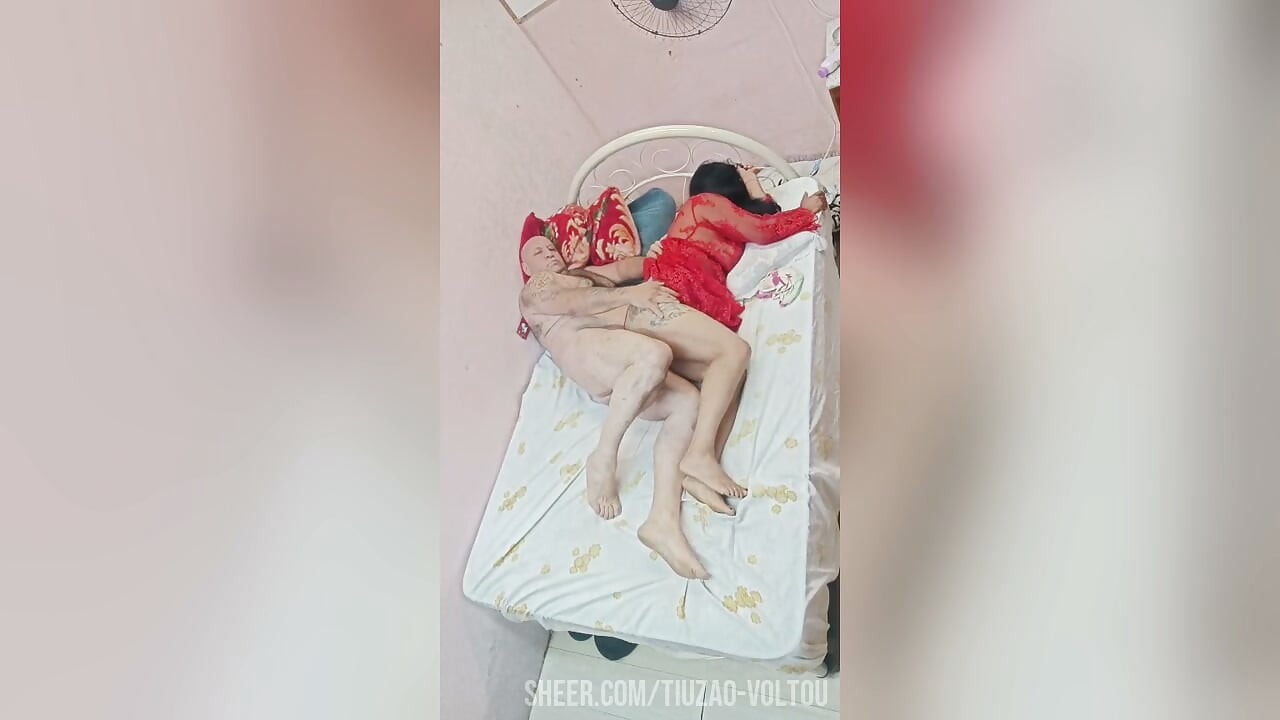 СОБЛАЗНИТЕЛЬНАЯ БРЮНЕТКА ХОЧЕТ КОРОНУ