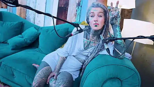 Aku berbicara tentang G - Grattitude- ASMR podcast SFW berbicara dengan gadis kurus gothic model tato rambut gimbal