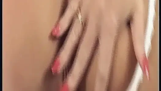 Blondine in netzstrümpfen spielt mit vibrator ihre muschi