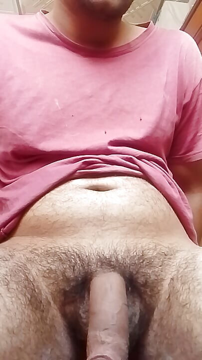 Cute amateur solo guy na hinahagod at tinatangkilik ang kanyang malaking titi