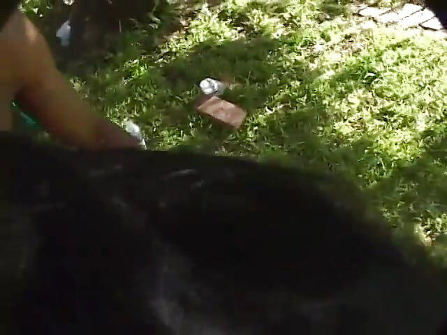 Cara agarra os peitos da loira enquanto ela está de joelhos