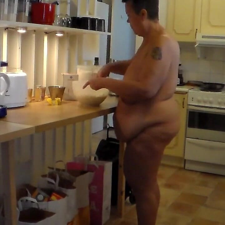 Jen is baking nude