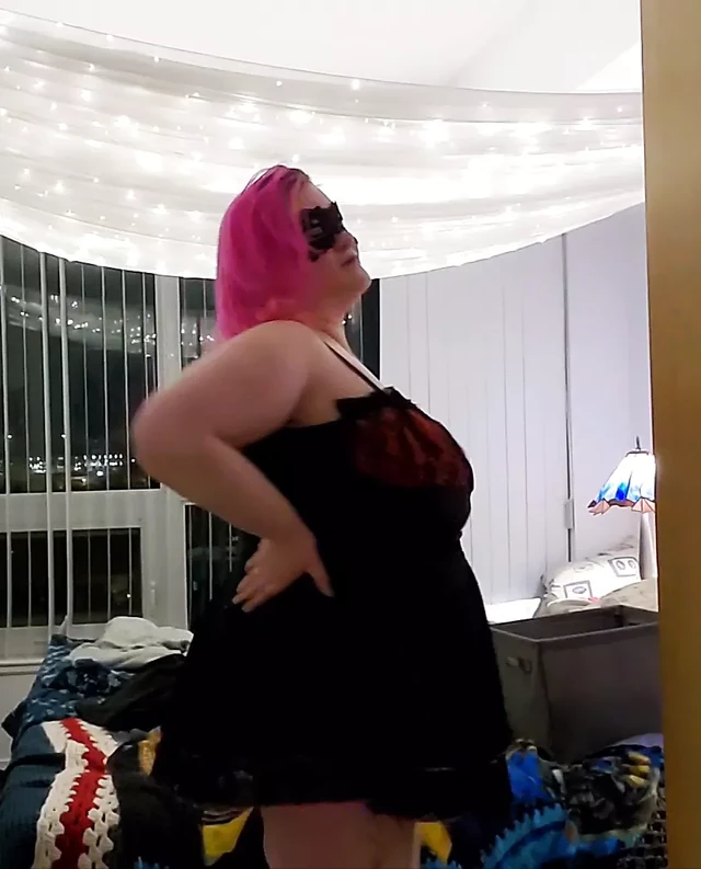 Mrs Pink in her pretty lingerie invites you to bed