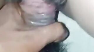 Eine indische dorfwitwe mit einem prallen körper bittet um sex