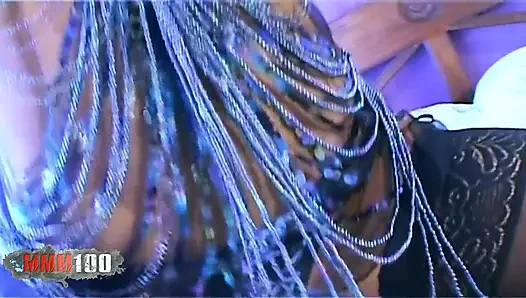 Sidjey Collins: büyük memeli kız yatakta seksi bir striptiz yapıyor