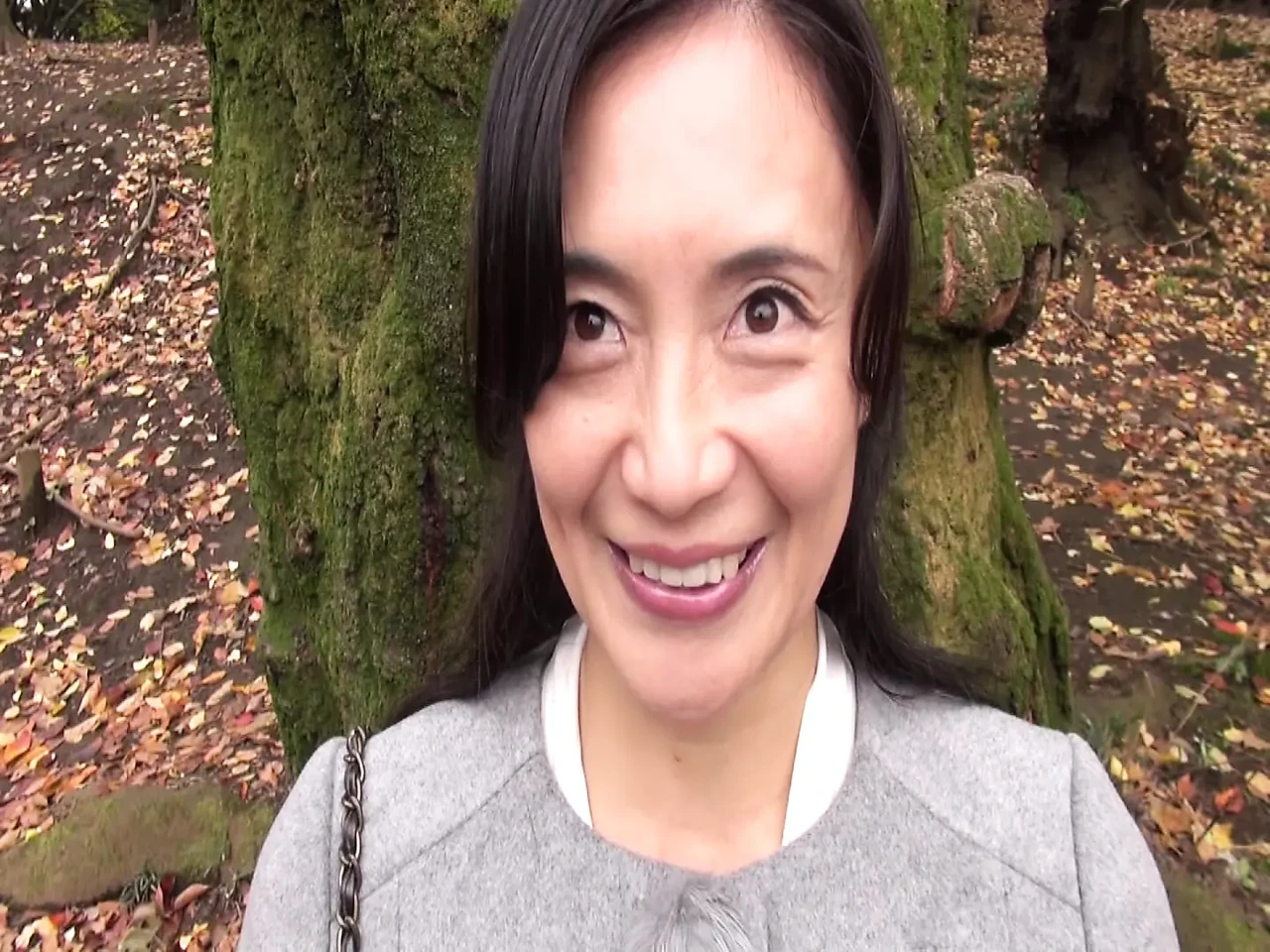 A112G02 A mature woman in her fifties with black hair and a pure aura appears in an AV seeking intense sex!