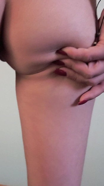 Ο ετεροθαλής αδερφός αγγίζει το σώμα μου και το σφιχτό μουνί μου τέλεια | Κλιπ 1