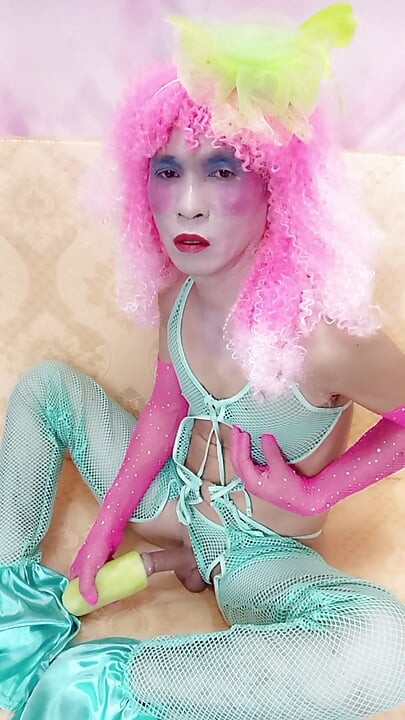Transgender Oanh Le seksi kıyafetler giyerek porno oynuyor, çok fazla zevk alıyor.