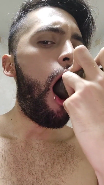 在淋浴时用我的黑色假阳具自慰