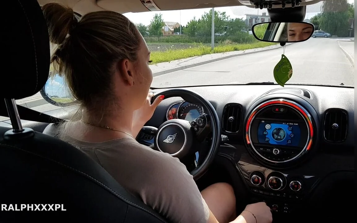 A dögös csalfa feleség felkap egy idegent, és befújja az autóba az utcán