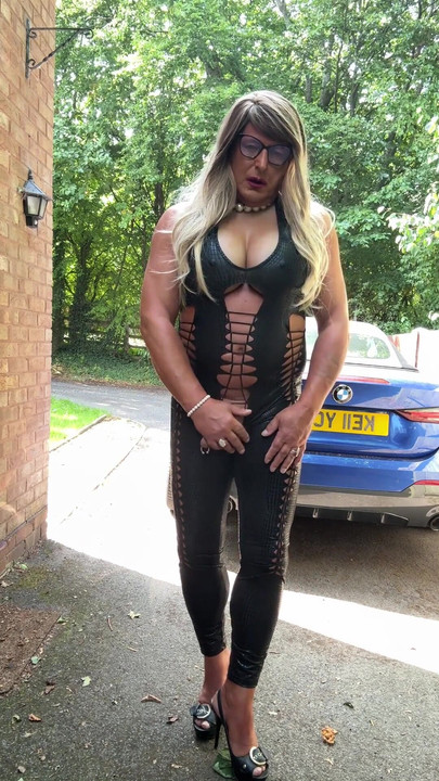 Nezaboravan trenutak iz "Seksi transvestita kellycd2022 u crnom pvc catsuitu i štiklama"