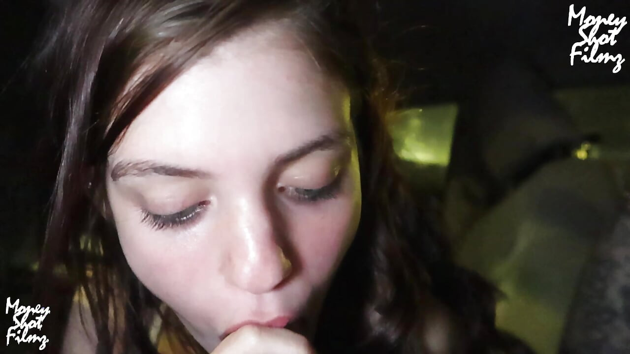 18-річна брекет-обличчя пробирається для неохайного за спиною свого коханця