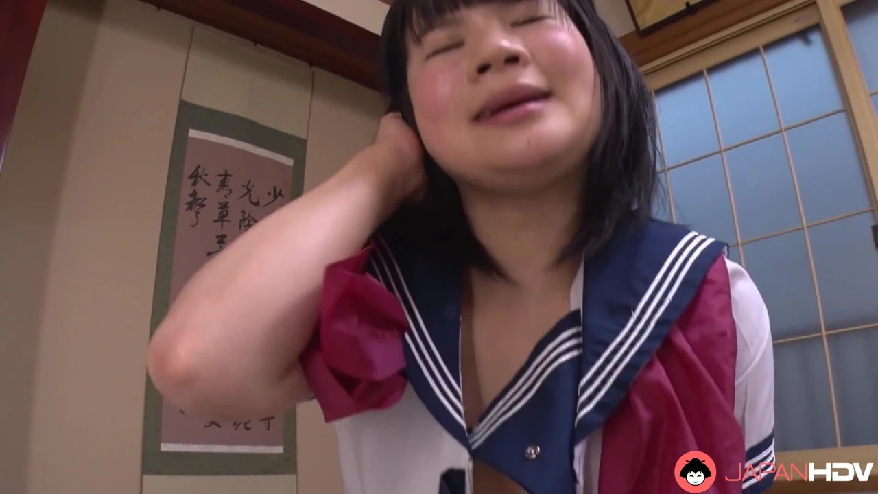 Üniformalı Japon kız Ami Oya sansürsüz seks yaptı.
