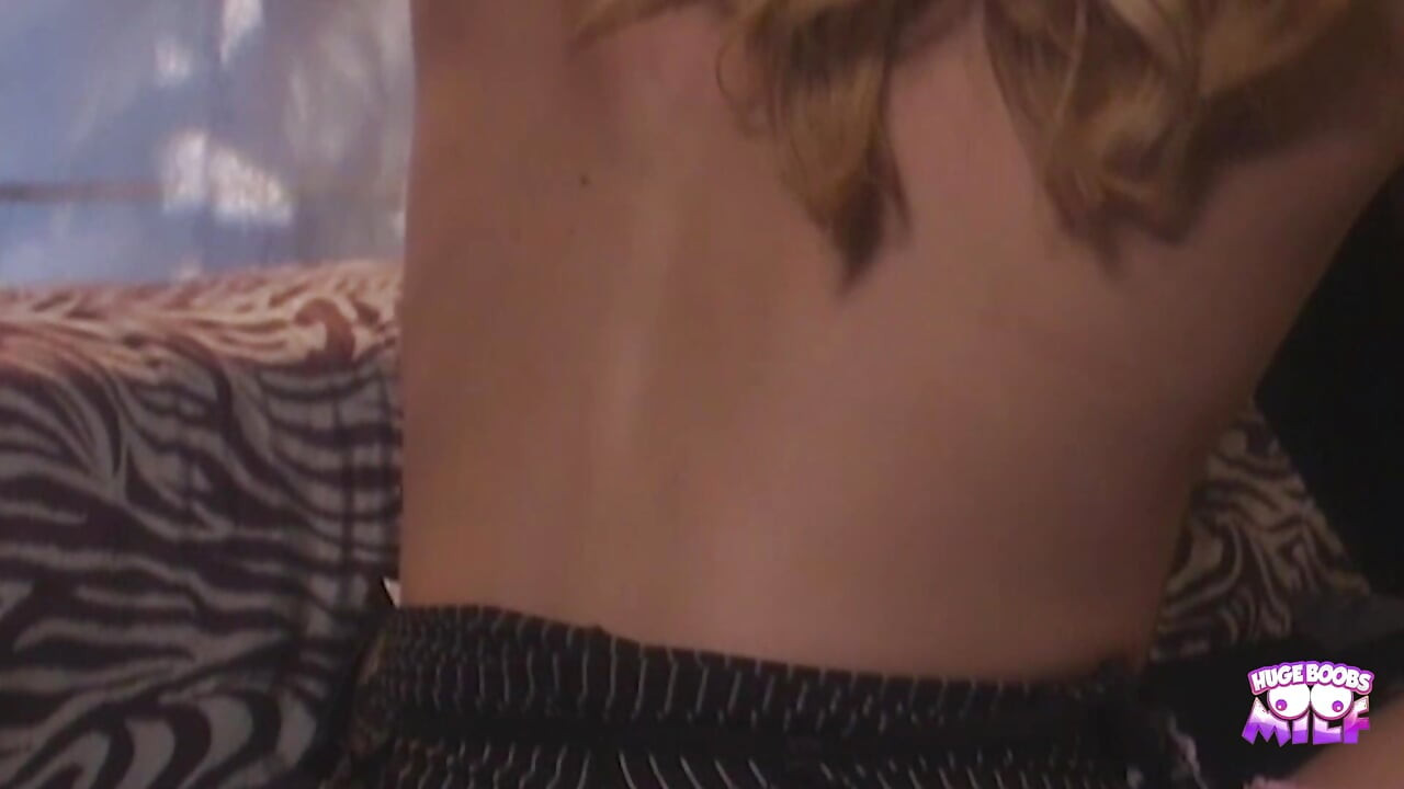 สาวกําลังช่วยตัวเองในฉากของสาวผมบลอนด์สุดฮอตในถุงน่องเย็ดอย่างดุร้าย