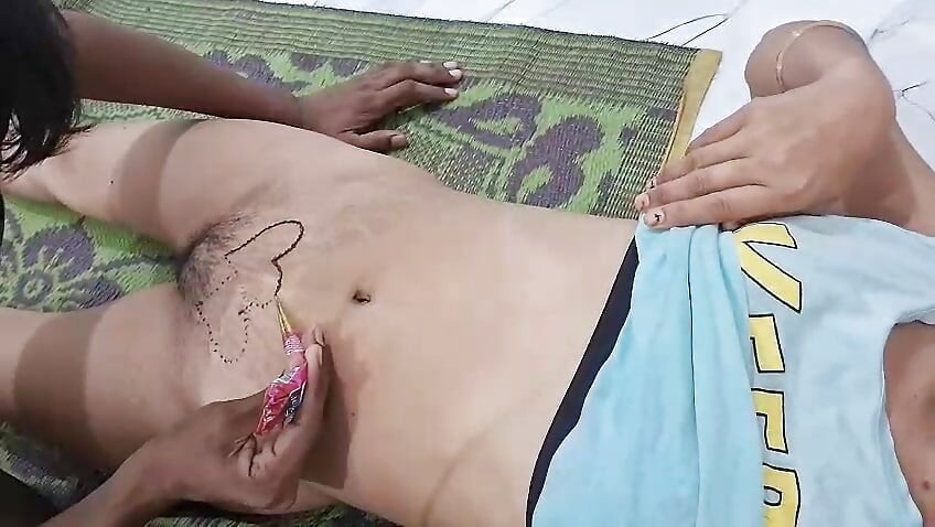 পুশিতে মেহেন্দি দিয়ে ডিজাইন (বুড়)