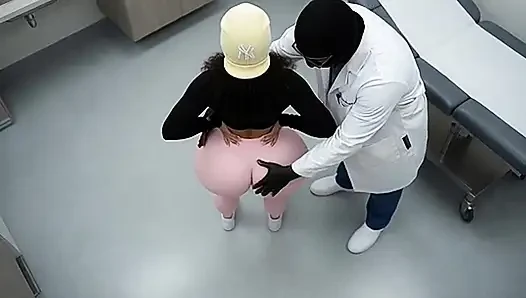 Миниатюрная девушка с большой задницей тверкает в тугих розовых леггинсах и стрингах