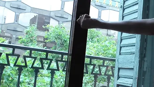 Seks intim dengan Silvia Soprano muda Italia, dia akhirnya menelan banyak kencing. Bagian 1