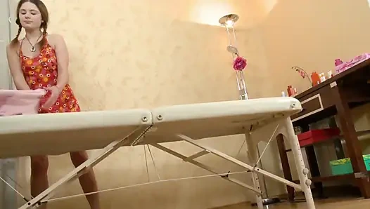 Geölte massage und arschfick mit gesichtsbesamung für den bösen teenager