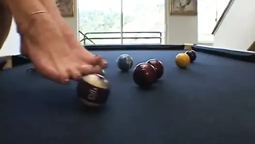 Azgın esmer bilardo masasında sert kalın bir yarak emiyor
