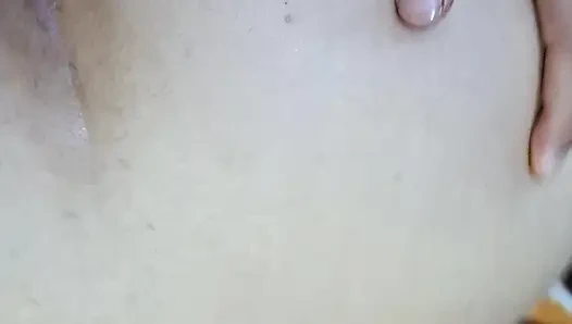 Kali ini aku nggak sendirian di kamarku