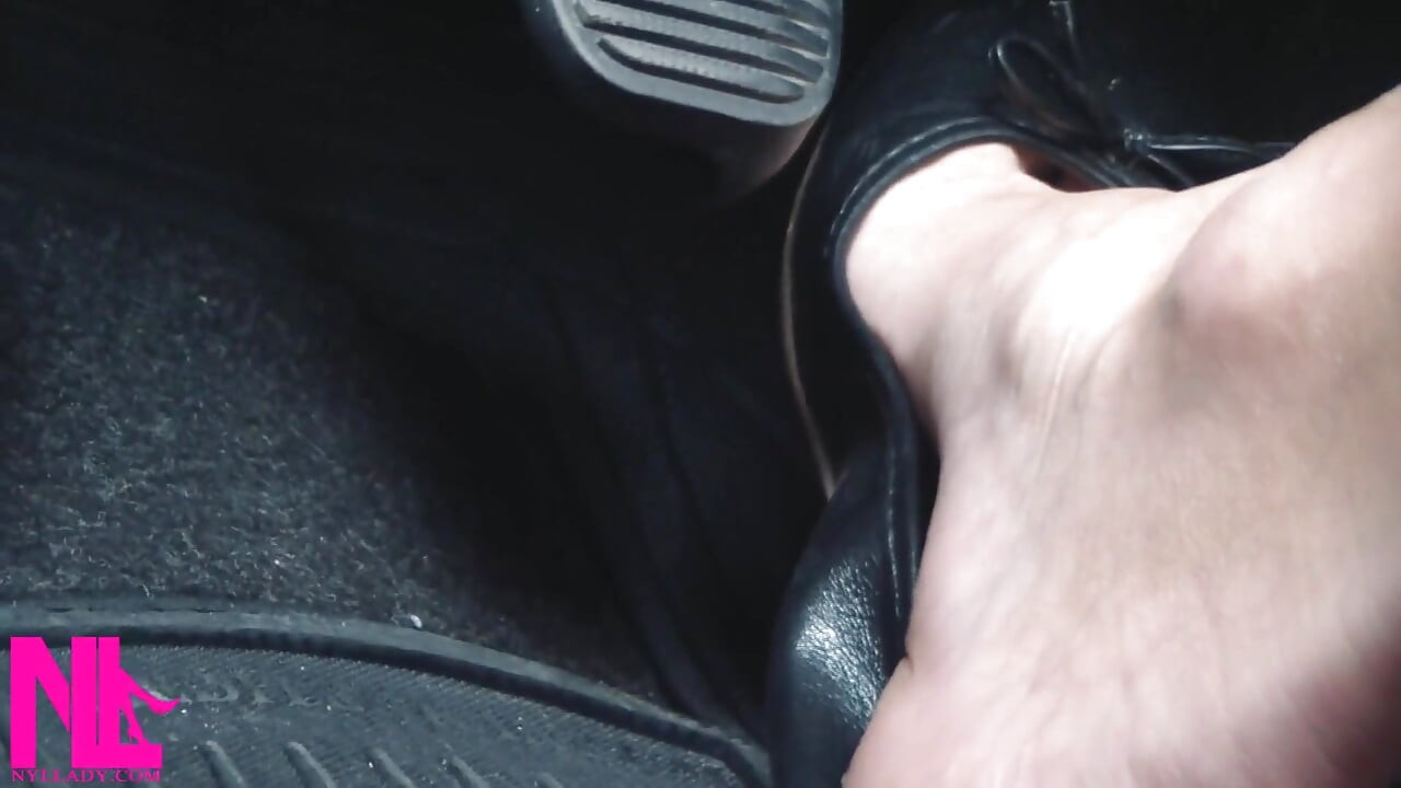Revving och körning i svart läderlägenheter på barefeet