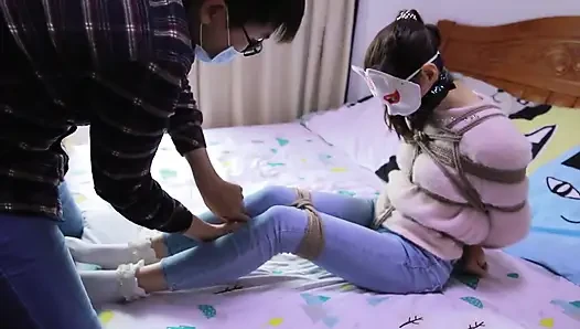 Hui13 - die Einschränkung von dünnen Jeans und weißen Socken