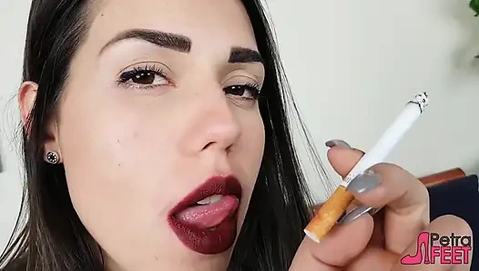 Фетиш на лицо и курящая сигара от великолепной итальянской девушки
