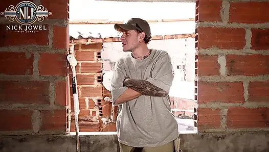 Chief Amber Meadow Fucks a Bricklayer